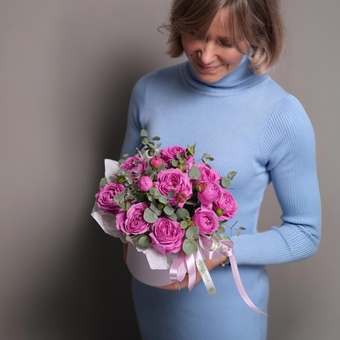 Шляпная коробка с малиновыми пионовидными розами и эвкалиптом