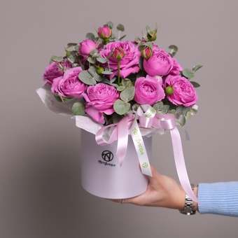 Шляпная коробка с малиновыми пионовидными розами и эвкалиптом