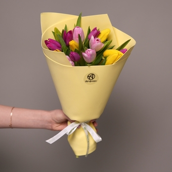 Букет из 15 тюльпанов микс яркий (Голландия) в фоамиране