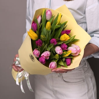 Букет из 25 тюльпанов микс яркий (Голландия) в фоамиране