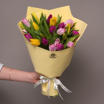 Букет из 25 тюльпанов микс яркий (Голландия) в фоамиране