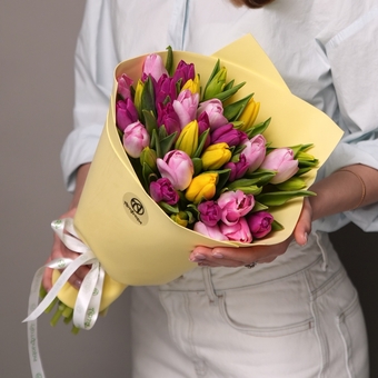 Букет из 35 тюльпанов микс яркий (Голландия) в фоамиране
