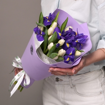 Букет из белых тюльпанов и ирисов - S