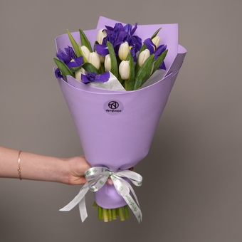 Букет из белых тюльпанов и ирисов - S