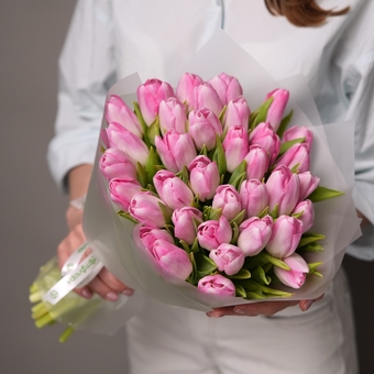 Букет из 35 розовых тюльпанов (Голландия) в корейской матовой упаковке