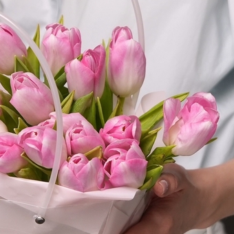 Тюльпаны розовые в сумочке