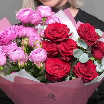 Букет из пионовидных малиновых кустовых роз и красных роз - M в корейской упаковке