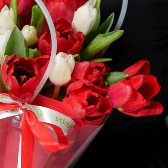 Сумочка с красными и белыми тюльпанами