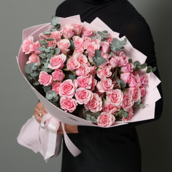 Букет из 15 кустовых роз с эвкалиптом в фоамиране