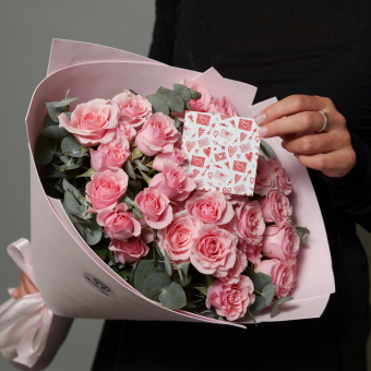 Набор размер M с букетом из 9 кустовых роз с эвкалиптом в фоамиране