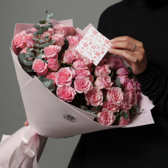 Набор размер L с букетом из 15 кустовых роз с эвкалиптом в фоамиране
