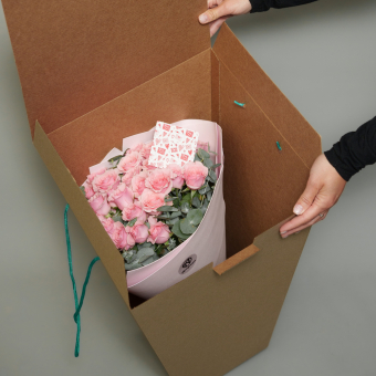 Набор размер M с букетом из 9 кустовых роз с эвкалиптом в фоамиране