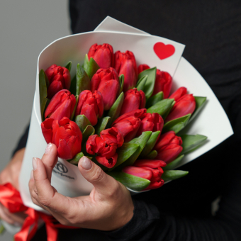 Букет из 15 красных тюльпанов в фоамиране