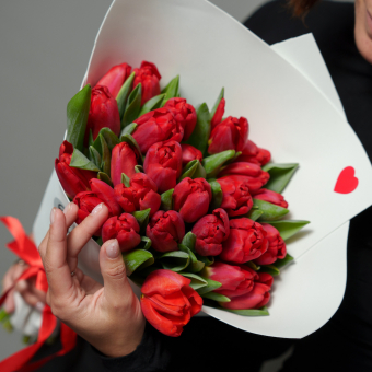 Букет из 25 красных тюльпанов в фоамиране