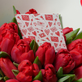 Набор размер M+ с букетом 25 красных тюльпанов в фоамиране