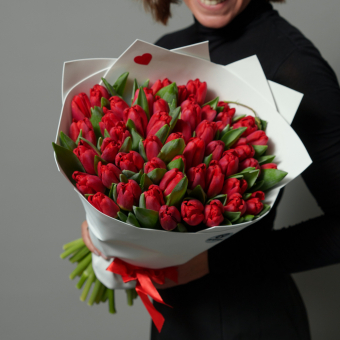 Букет из 51 красного тюльпана в фоамиране