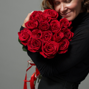 Букет из 15 красных роз 70 см (Эквадор) с атласной лентой