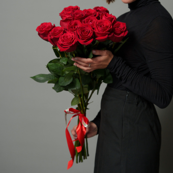 Букет из 15 красных роз 70 см (Эквадор) с атласной лентой