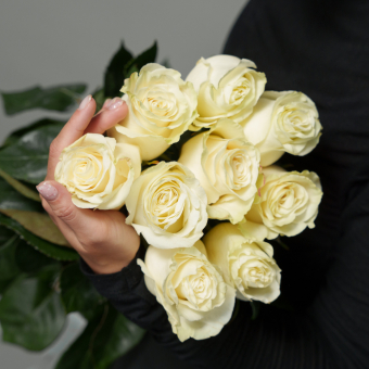 Букет из 9 белых роз 70 см (Эквадор) с атласной лентой