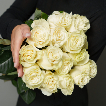 Букет из 15 белых роз 70 см (Эквадор) с атласной лентой