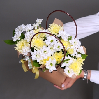 Сумочка с желтой и белой кустовой хризантемой