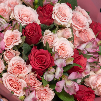 Букет из кустовых роз, альстромерий и роз Кения - M