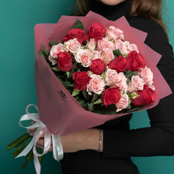 Букет из кустовых роз и роз Кения Такази (50 см) - S