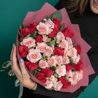 Букет из кустовых роз и роз Кения Такази (50 см) - М