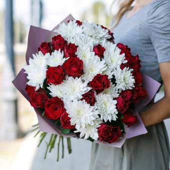 Букет из красных роз и кустовых хризантем - L