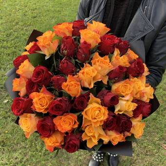 Букет из 51 красной и оранжевой розы 50 см (Кения)