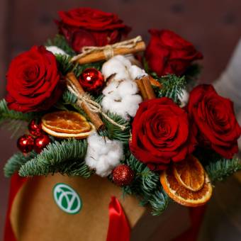 Новогодняя сумочка с красными кенийскими розами - М