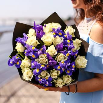 Букет из синих ирисов и белых роз