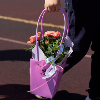 Роза Кордана в цветочной сумочке оранжевая (персиковая)
