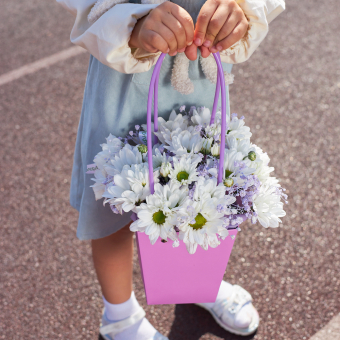 Цветочная сумочка с белой кустовой хризантемой и гипсофилой