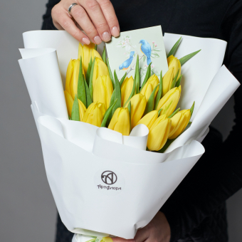 Набор размер М+ с букетом из 25 желтых тюльпанов в корейской упаковке