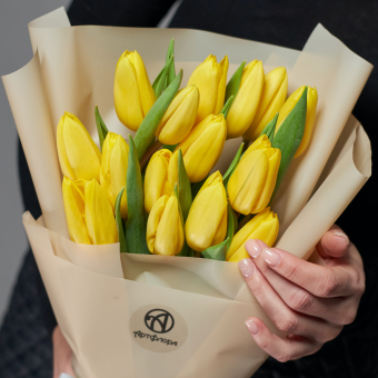 Букет из 15 желтых тюльпанов (Голландия) в корейской упаковке