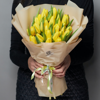 Букет из 35 желтых тюльпанов (Голландия) в корейской упаковке