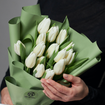 Букет из 15 белых тюльпанов (Голландия) в корейской упаковке
