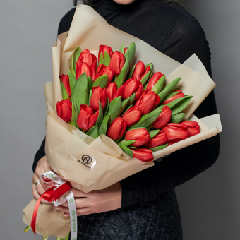 Букет из 35 красных тюльпанов (Голландия) в корейской упаковке