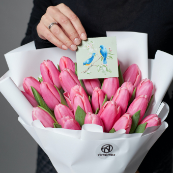 Набор размер М+ с букетом из 25 розовых тюльпанов (Голландия) в корейской упаковке