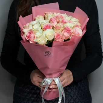 Букет из 25 белых и розовых роз Кения (35 см) в корейской упаковке