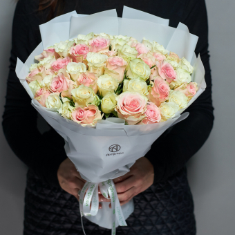 Букет из 51 белой и розовой розы Кения (35 см) в корейской упаковке
