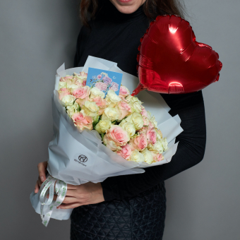 Набор размер XL с букетом из 51 белой и розовой розы Кения (35 см) в корейской упаковке