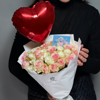 Набор размер L с букетом из 35 белых и розовых роз Кения (35 см) в корейской упаковке