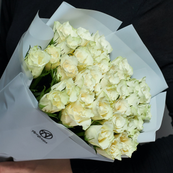 Букет из 35 белых роз Кения (35 см) в корейской упаковке