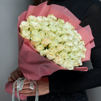 Букет из 51 белой розы Кения (35 см) в корейской упаковке