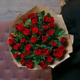 Букет из 35 красных роз 50 см (Кения) с фисташкой в крафте