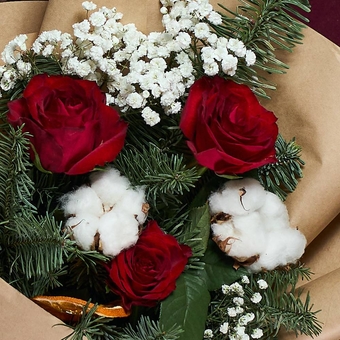 Зимний букет-комплимент с красной розой Кения в корейской упаковке
