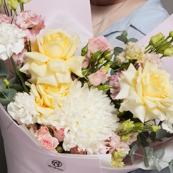 Букет из кремовых французских роз, эустом, кустовых роз, одноголовых хризантем и эвкалипта - М в фоамиране