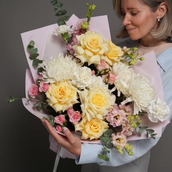 Букет из кремовых французских роз, эустом, кустовых роз, одноголовых хризантем и эвкалипта - L в фоамиране